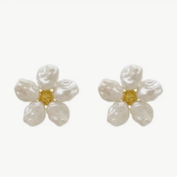 Anthropologie Jewelry - Chic Floral Pearl Earrings | NEW ✨